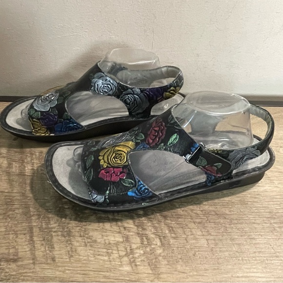 ALEGRIA Metallic Floral BLACK Leather VIKI Adjustable LOW WEDGE Comfort SANDALS - Picture 2 of 7